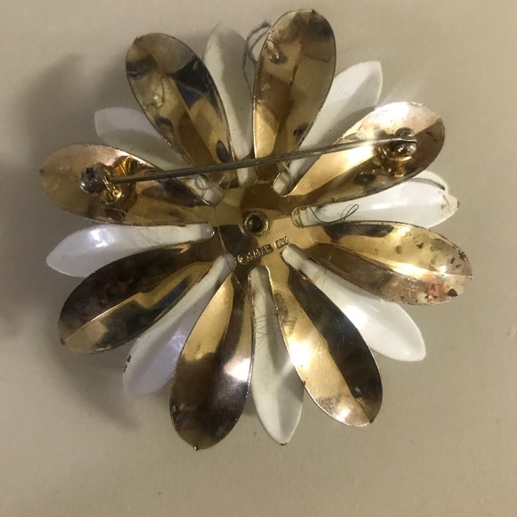 Sarah Coy Stamped Gold & White Flower Brouch - Picture 4 of 6